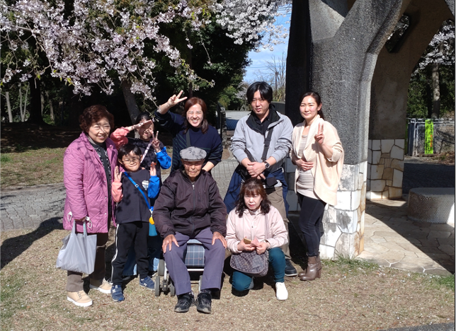 100歳のお祝いに、家族・親戚が大集合! 宝野公園にて